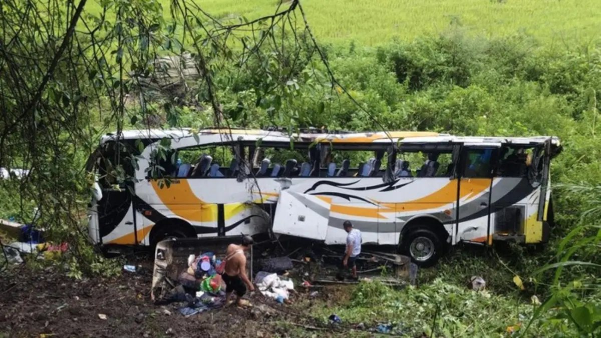 Kondisi bus pariwisata yang membawa rombongan pelajar setelah terjun ke jurang di Jalinsum Toba.
