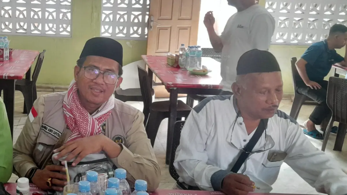Muhammad Asroi Saputra Hasibuan didampingi salah satu jemaah asal Padangsidimpuan.