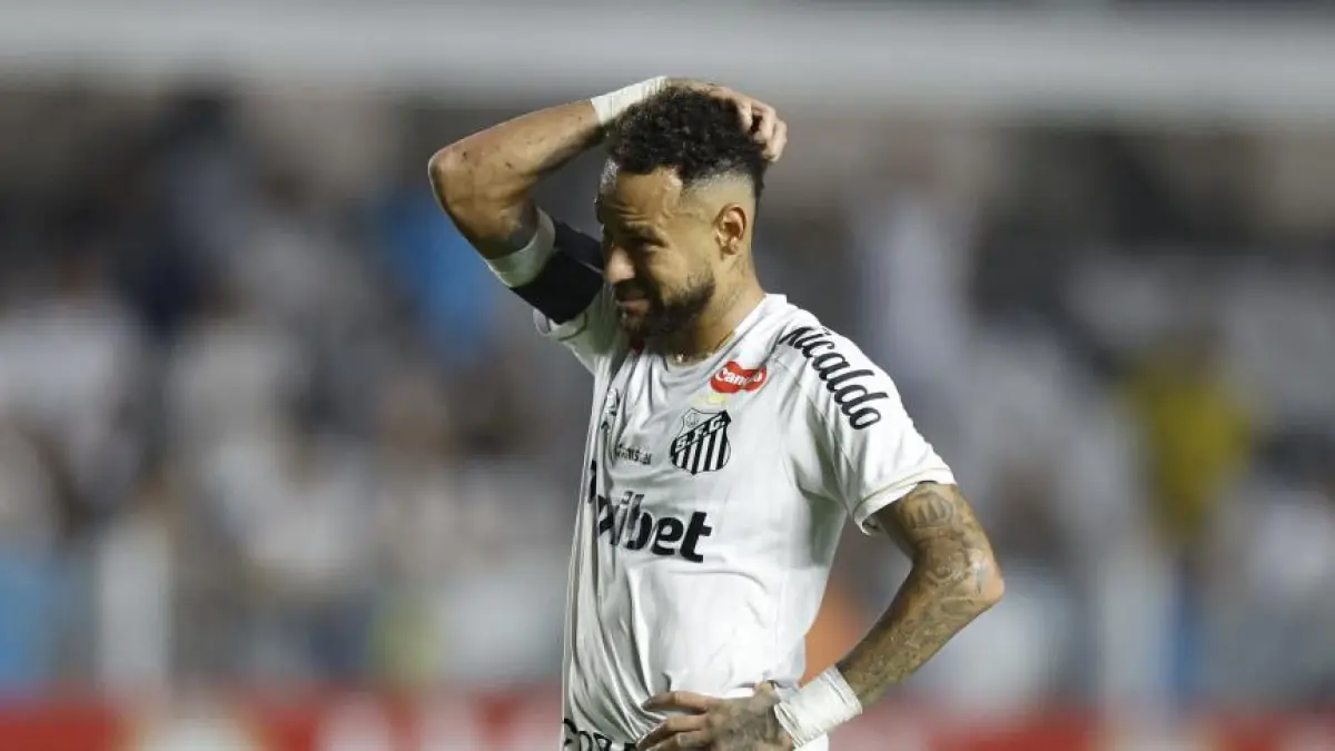Neymar tampar Robinho Jr saat latihan Santos. Insiden dipicu cekcok, berujung permintaan maaf dari bintang Brasil itu.