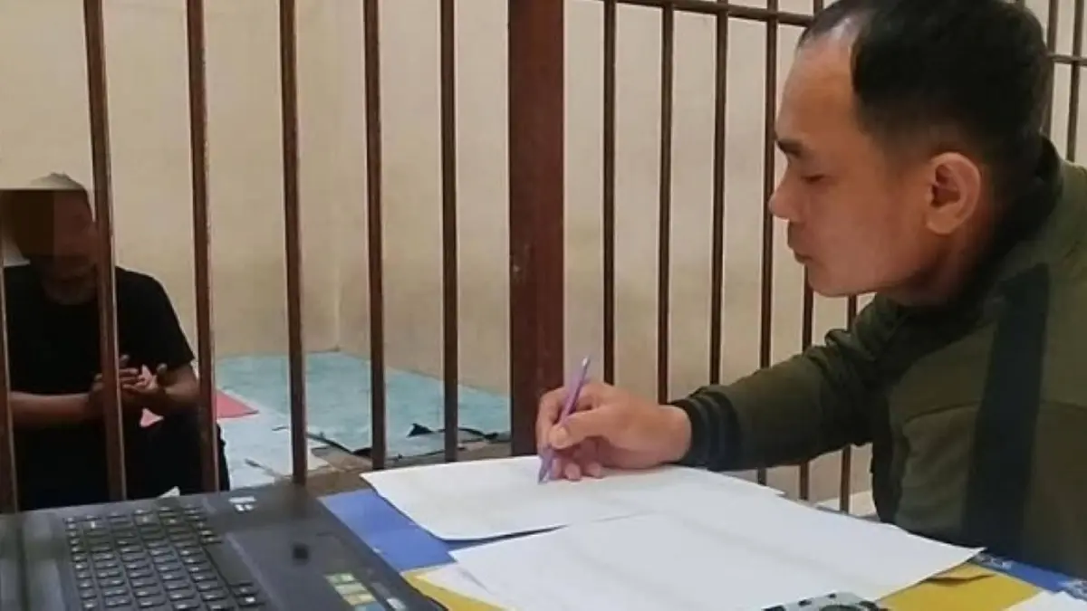Oknum anggota Polres Humbahas Bripda JGS saat menjalani penahanan terkait kasus dugaan ilegal logging.