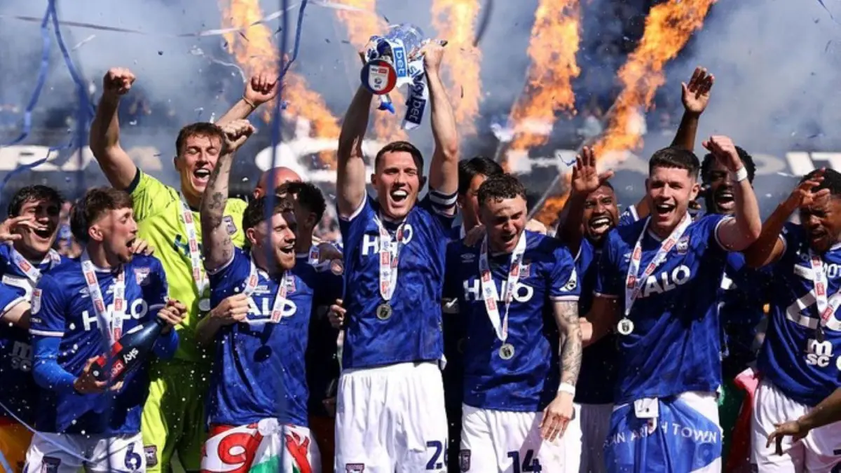 Para pemain Ipswich Town merayakan promosi ke Premier League usai menang 3-0 atas QPR di Portman Road.