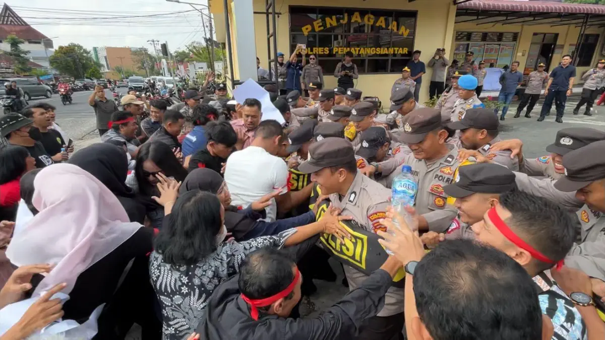  Personel Polres Pematangsiantar mengikuti simulasi Sispam Mako untuk menghadapi potensi aksi unjuk rasa. 