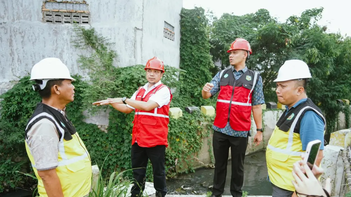 Petugas Dinas SDABMBK Kota Medan melakukan normalisasi drainase sebagai upaya mengurangi genangan air di sejumlah titik kota.