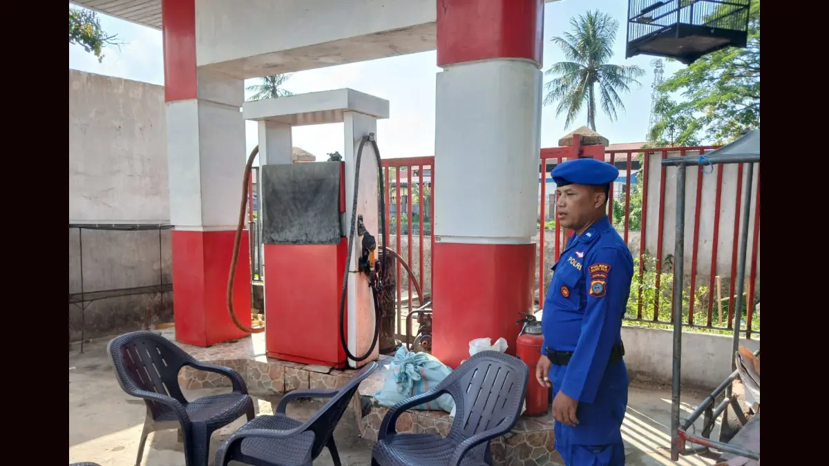  Petugas Satpolairud Polres Tanjungbalai melakukan pengawalan distribusi BBM subsidi bagi nelayan di SPBN. 