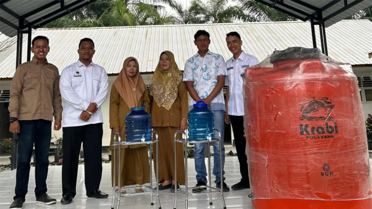 Pihak Yayasan Kumle Jaya Bermartabat, bersama kepala SPPG Teluk Sentosa saat menyerahkan bantuan fasilitas kebersihan kepada Sekolah SDN 13.