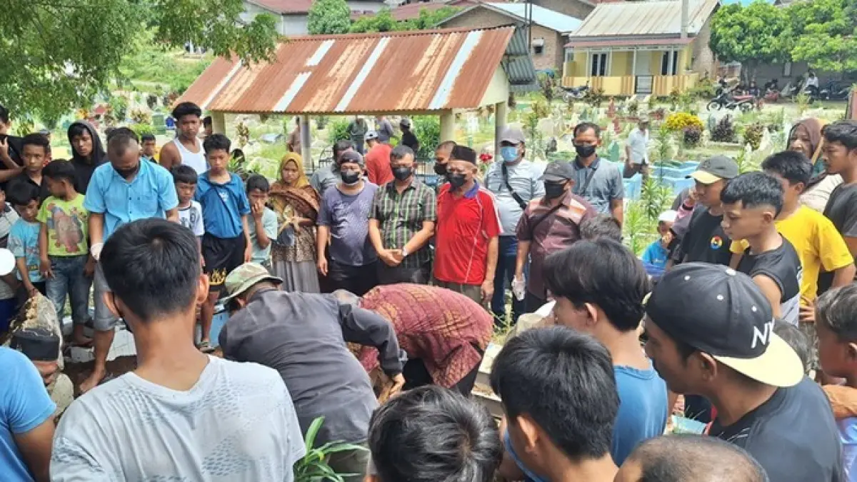 Proses pemakaman kembali jenazah usai makam dibongkar di TPU Muslim Jalan Mawar, Simalungun.