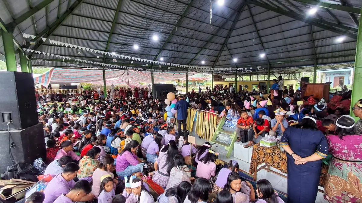 Ribuan jemaat dan anak-anak KA-KR GBKP Klasis Sinabun mengikuti perayaan HUT ke-136 di Desa Perbaji, Kabupaten Karo.