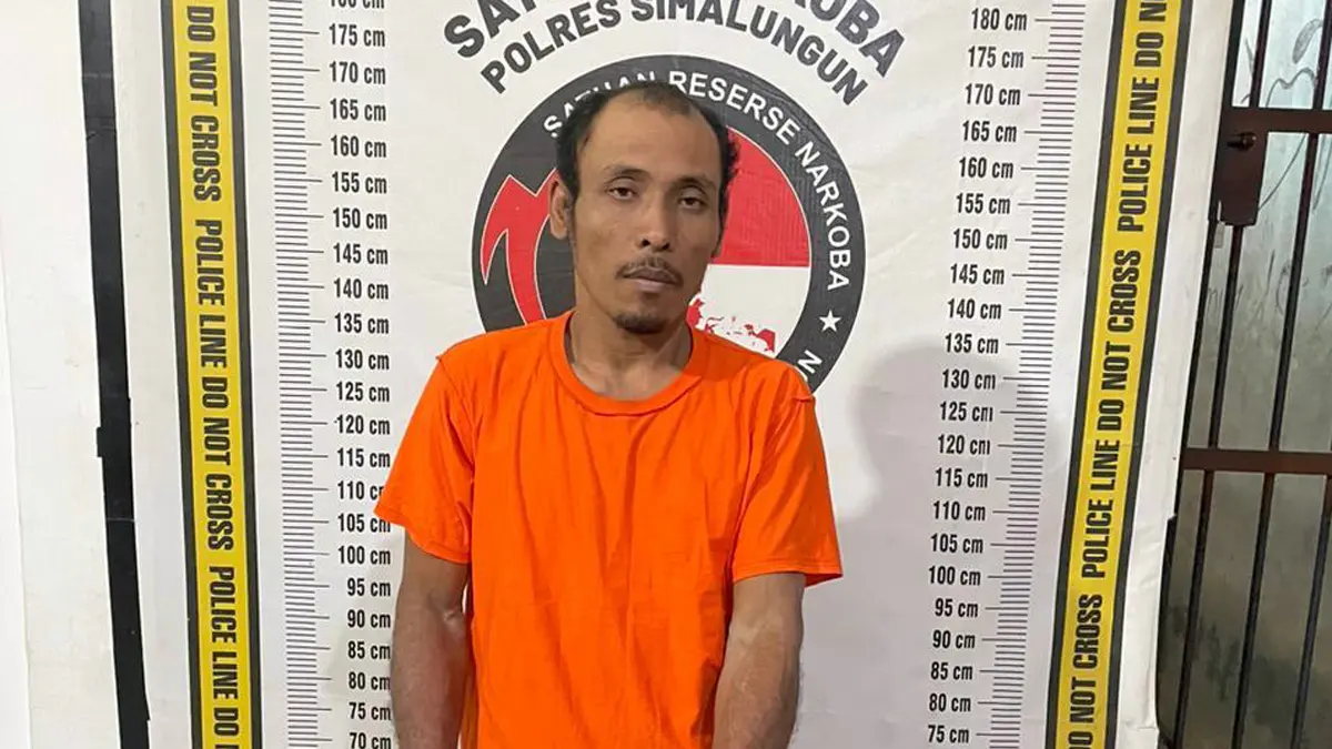 Sargusman Sinaga alias Usman saat diamankan polisi usai melawan petugas menggunakan gunting saat penangkapan di Simalungun.