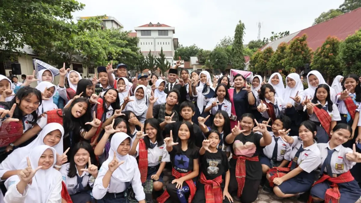  Sekda Pematangsiantar Junaedi Antonius Sitanggang bersama siswa saat upacara Hardiknas 2026 di SMPN 1 Pematangsiantar. 