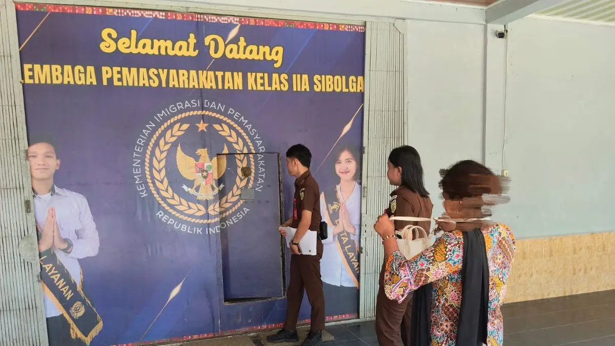 Terpidana RH saat dieksekusi ke Lapas Kelas IIA Sibolga setelah sempat tertunda akibat penafsiran amar putusan. (f Darwis HalawaMetroDaily)