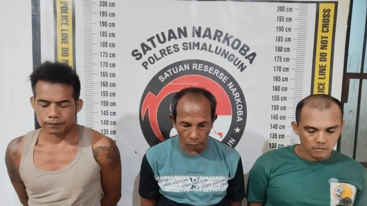  Tiga tersangka pengedar sabu diamankan Sat Narkoba Polres Simalungun dalam penggerebekan di Bosar Maligas. 