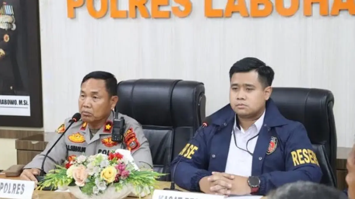 Wakapolres Labuhanbatu Kompol PS Simbolon bersama Kasat Reskrim AKP M. Jihad Fajar saat memberikan keterangan terkait kasus perusakan mobil dan video viral.