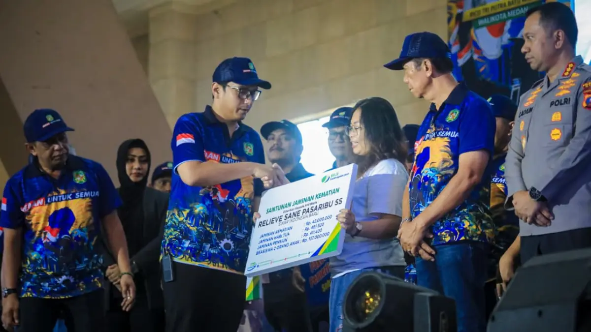 Wali Kota Medan Rico Tri Putra Bayu Waas bernyanyi dan berbaur bersama buruh saat peringatan May Day 2026 di Pardede Hall, Medan.