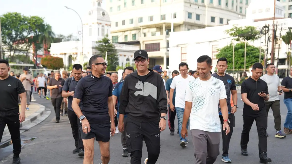 Wali Kota Medan Rico Tri Putra Bayu Waas bersama Arya Sinulingga dan Delli Yudha Adi Nurcahyo membaur dan senam bersama warga saat CFD di Lapangan Merdeka Medan.