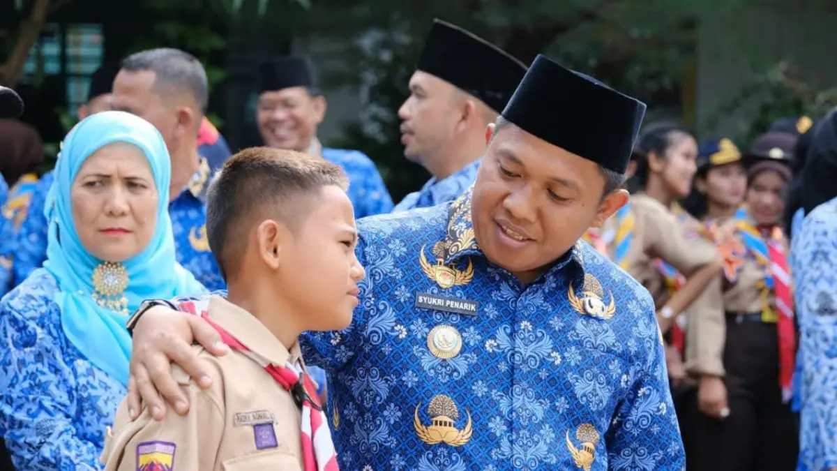 Wali Kota Sibolga Akhmad Syukri Nazry Penarik berdialog dengan siswa SMPN 3 Sibolga usai upacara Hardiknas 2026.