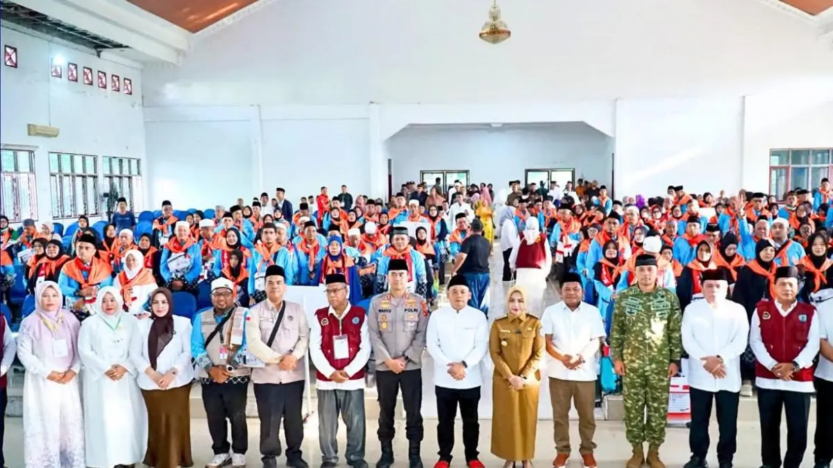 Bupati Labuhanbatu dr Hj Maya Hasmita bersama unsur Forkopimda Labuhanbatu saat melepas keberangkatan jemaah haji.