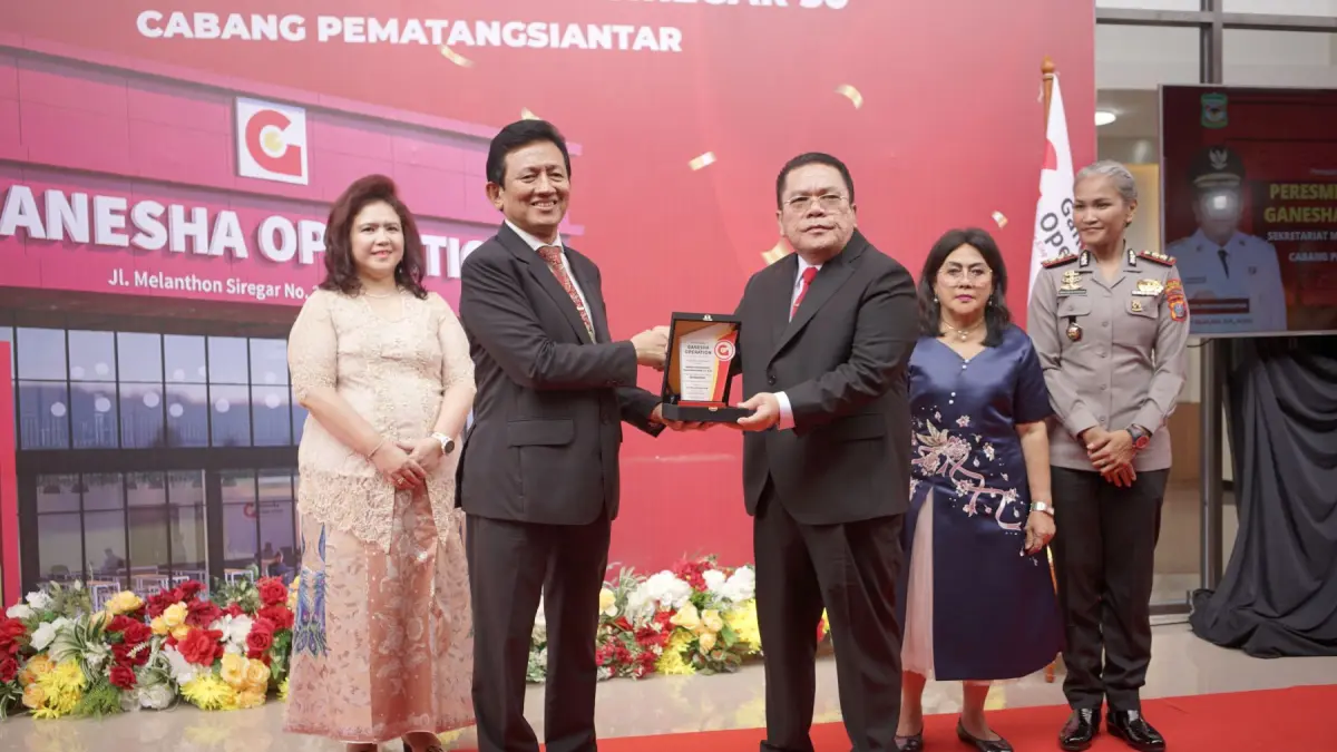 Dirut GO, Bob Foster (kiri), bersama Wesly Silalahi (kanan), Wali Kota Pematangsiantar, berfoto bersama saat prosesi penyerahan plakat pada peresmian gedung baru GO di Kota Pematangsiantar.