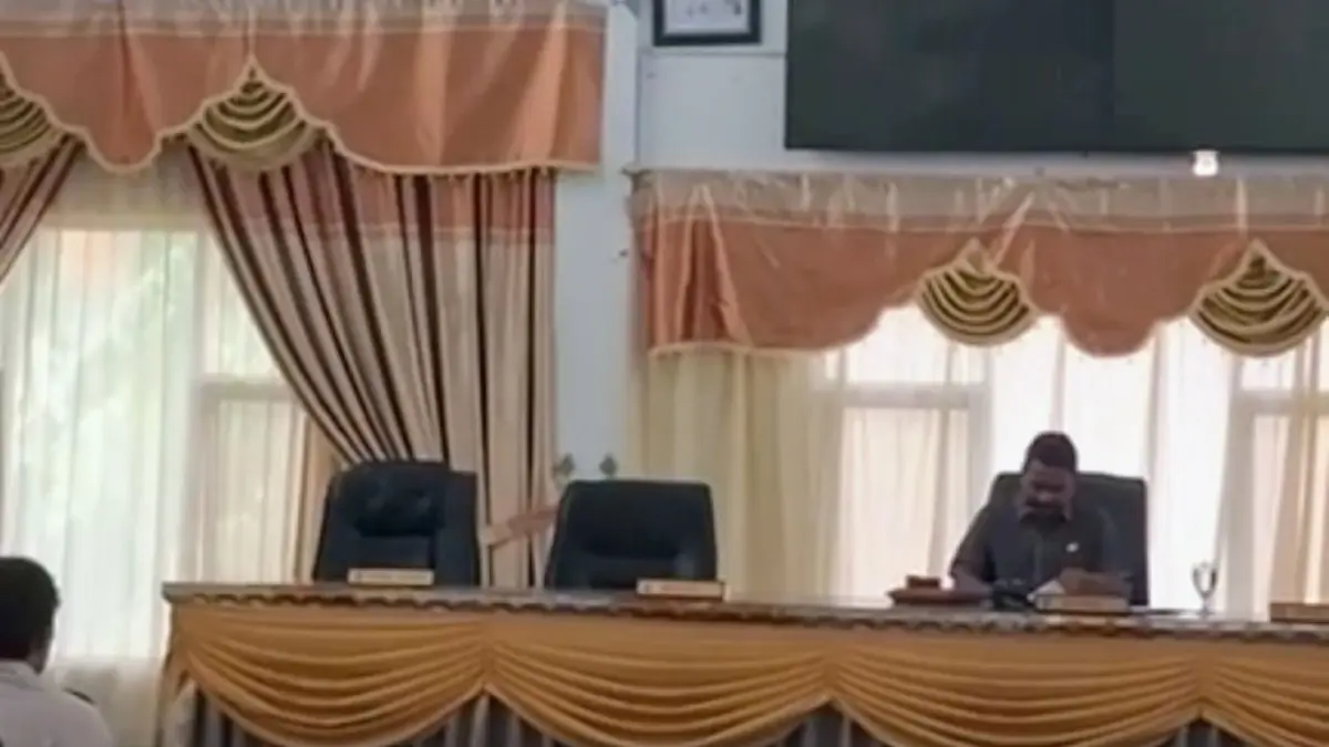 Kursi pimpinan eksekutif kosong saat sidang Paripurna LKPJ 2025 DPRD Tapteng dibuka tanpa kehadiran Bupati, Wakil Bupati, dan jajaran OPD.