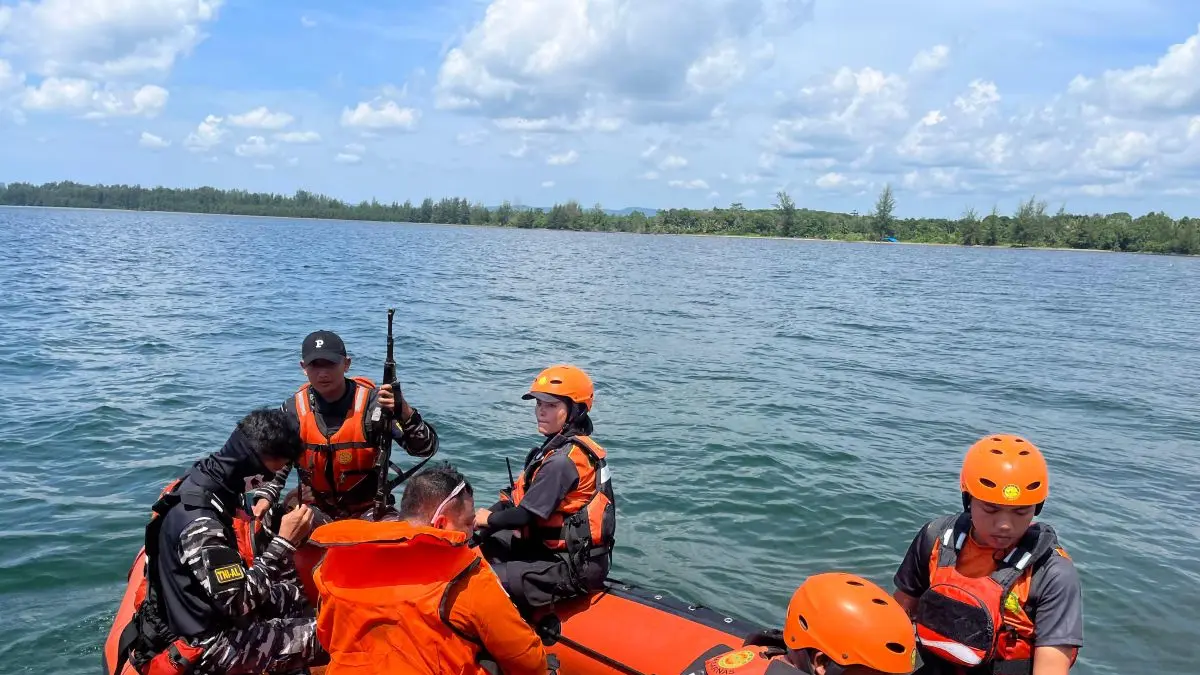 Tim Rescue Kantor SAR Nias bersama Tim SAR gabungan menyisir area laut hingga muara perairan Ture Zoulihe Desa Muzoi, Kecamatan Lahewa, Kabupaten Nias Utara saat melakukan pencarian terhadap korban diterkam buaya.