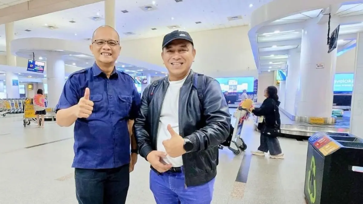Anggota DPRD Sumatera Utara Berkat K. Laoli, Terlihat Kompak Dengan Manager PT PLN (Persero) UP3 Nias, Leonard Tulus M. Panjaitan, saat bertemu di Bandar Udara Beberapa Waktu Lalu.