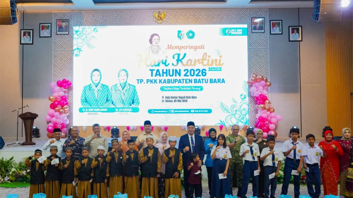 Bupati Batu Bara H. Baharuddin Siagian bersama para ibu veteran dan anak yatim piatu usai penyerahan tali asih.