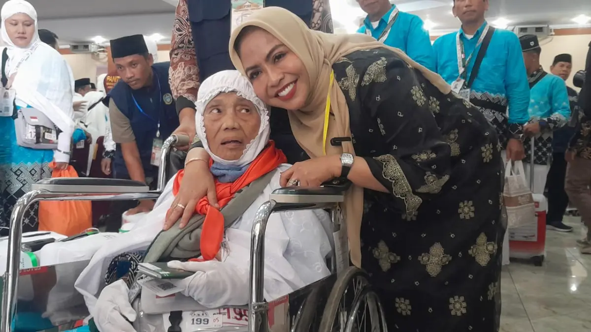 Bupati Labuhan Batu Dr Hj. Maya Hasmita saat menyapa jemaah haji tertua asal Kabupaten Labuhan Batu, Nurhayana.