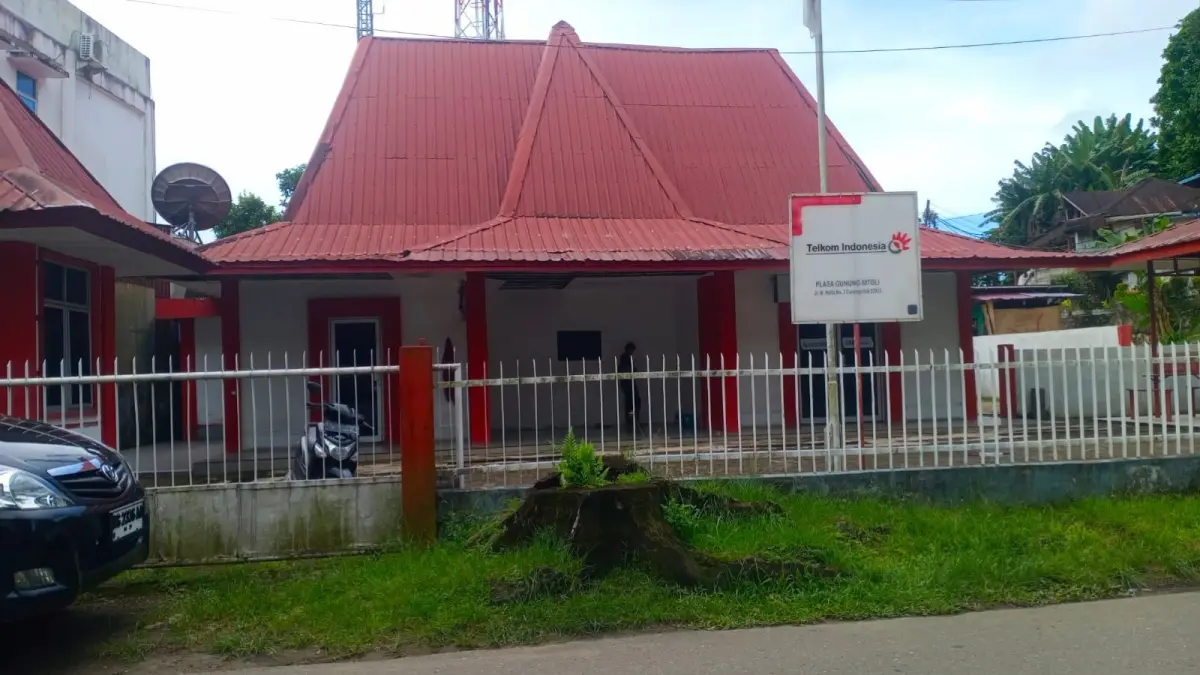Kantor Telkom di Kelurahan Pasar, Kota Gunungsitoli, Sumatera Utara.