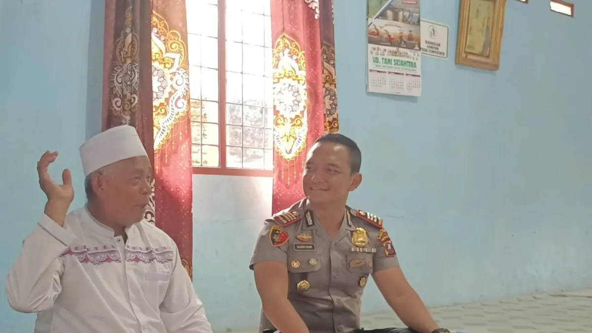 Kapolsek Na IX-X, AKP Gunawan Sinurat bersama tokoh agama.