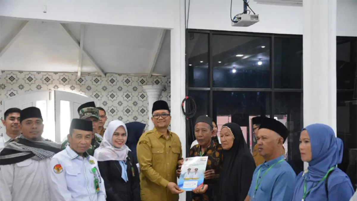 Penyerahan produk hukum akta nikah usai sidang isbat nikah terpadu di Pendopo Rumah Dinas Wali Kota Tanjungbalai.