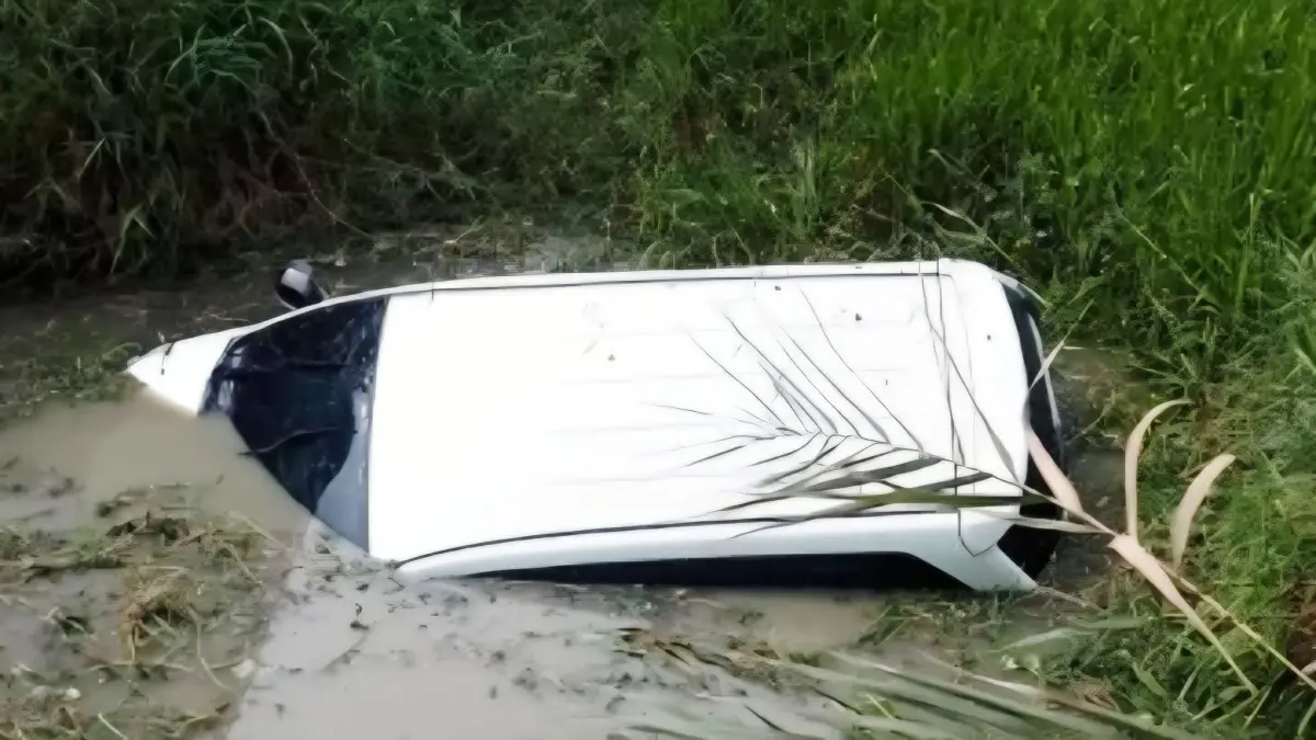 Petugas kepolisian melakukan olah TKP kecelakaan minibus Avanza yang terbalik dan masuk parit di Jalinsum Sei Rampah–Dolok Masihul, Sergai, Rabu (6/5/2026).