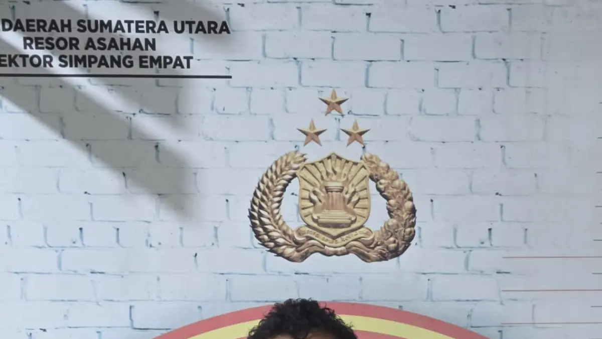 Tersangka dan barang bukti.