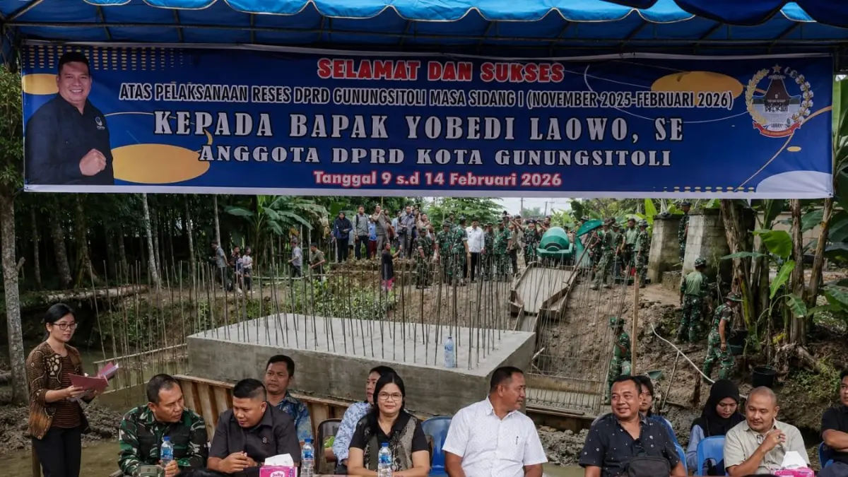 
Gubsu Bobby Nasution Bersama Pangdam I/BB saat meninjau progres pembangunan jembatan Bawadesolo (Rabu, 6/5/2026), dan Anggota DPRD Kota Gunungsitoli Yobedi Laowo tampak berbincang serius dengan Kasdim 0213/Nias, saat reses di bulan Februari 20206 yang lalu.