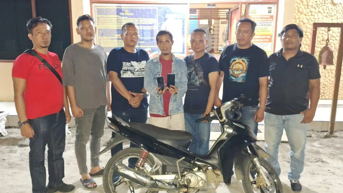 Bobby Ios Sihombing diamankan personel Polsek Gunung Malela setelah diduga mencuri dua unit HP milik kasir Viral Spa di Kabupaten Simalungun.