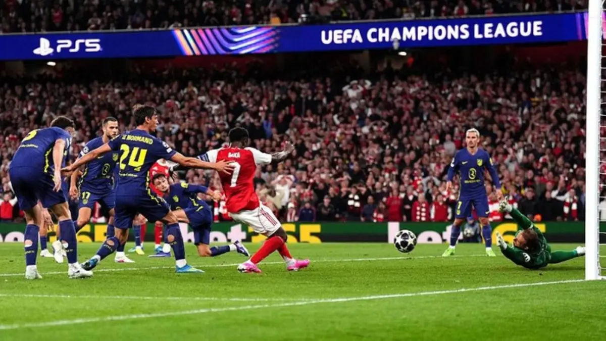 Bukayo Saka merayakan gol kemenangan Arsenal ke gawang Atletico Madrid pada semifinal Liga Champions di Emirates Stadium.