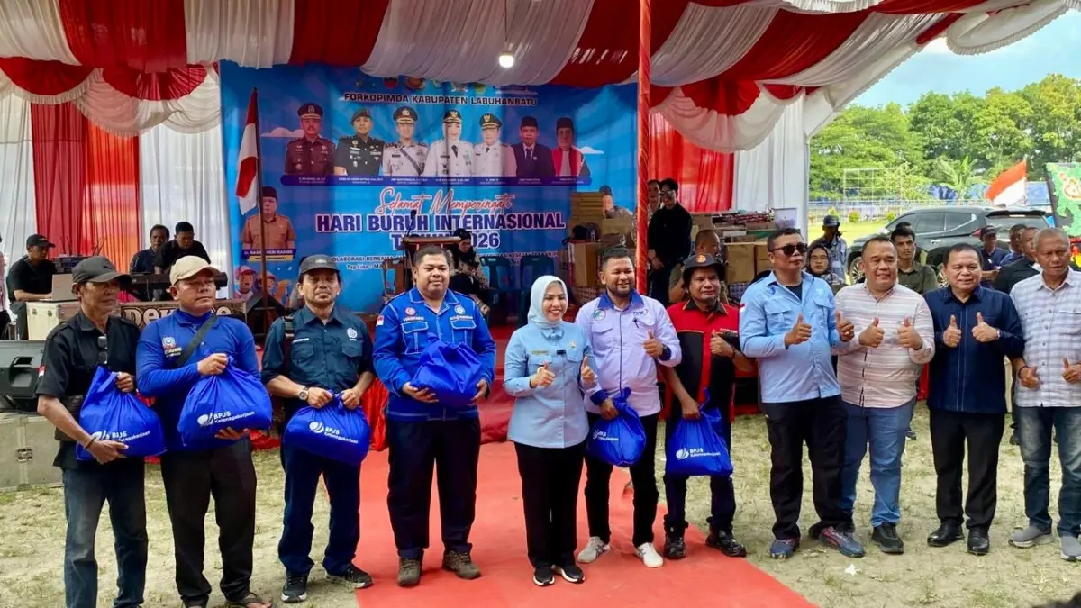 Bupati Labuhanbatu dr Hj Maya Hasmita (tengah) berfoto bersama sejumlah ketua Serikat pekerja seusai penyerahan paket sembako dari BPJS Ketenagakerjaan Labuhanbatu.