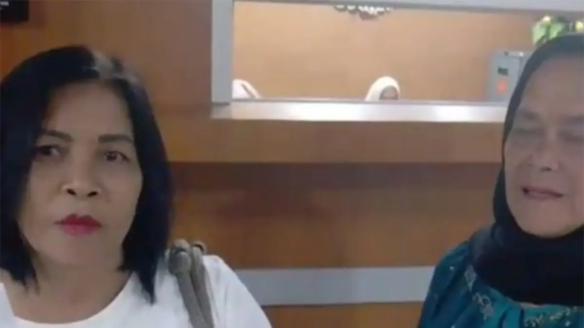 Emak-emak yang mengaku keberatan berdirinya Tembok City View usai mengantar surat permohonan ke kantor DPRD Medan.