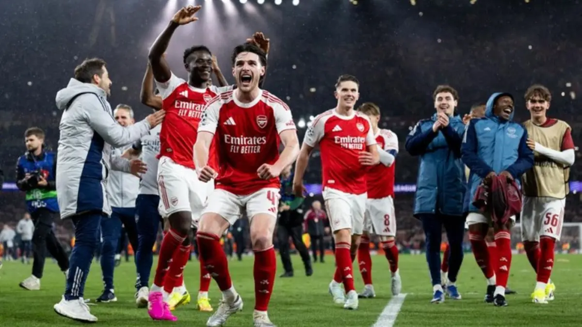 Gelandang Arsenal Declan Rice merayakan keberhasilan timnya lolos ke final Liga Champions usai menyingkirkan Atletico Madrid.