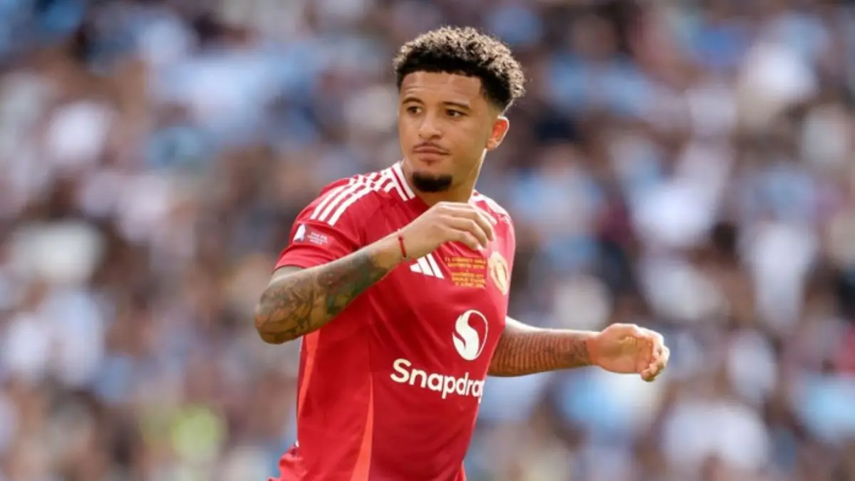 Jadon Sancho saat membela Manchester United di Premier League. Louis Saha menyebut winger Inggris itu sebagai rekrutan terburuk MU.