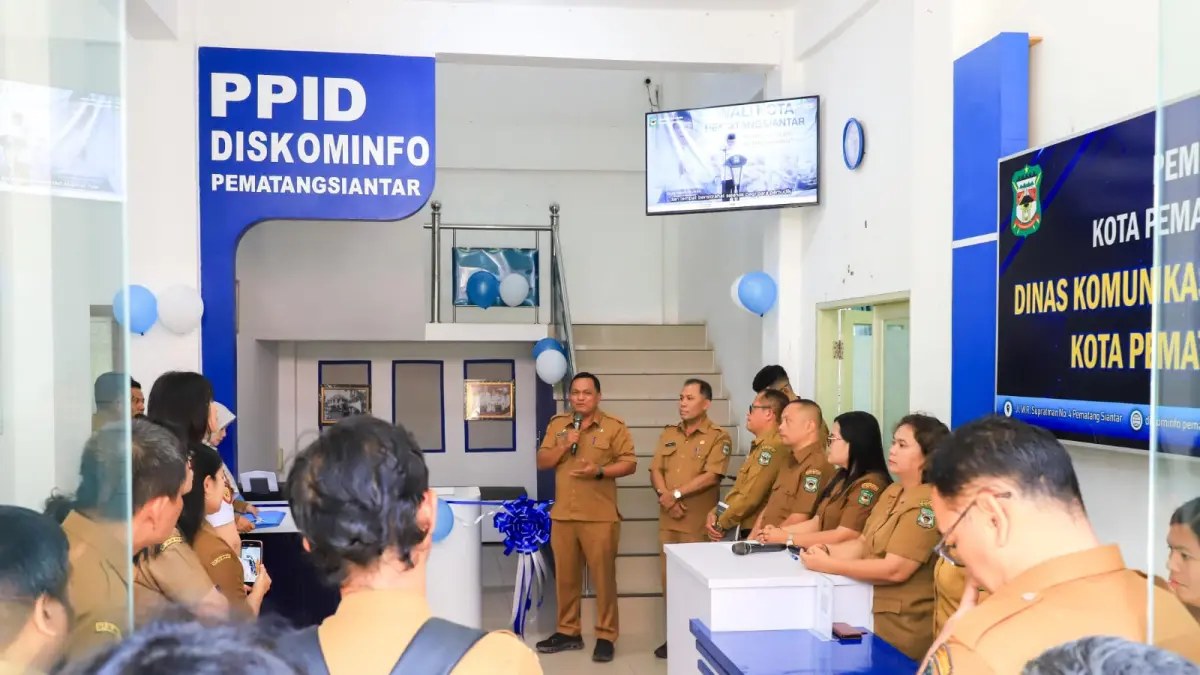 Kepala Dinas Komunikasi dan Informatika Kota Pematangsiantar Johannes Sihombing meresmikan Gerai PPID di Kantor Diskominfo Pematangsiantar, Selasa (5/5/2026).