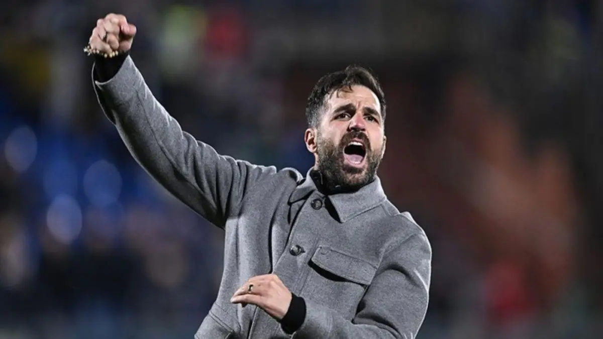 Pelatih Como, Cesc Fabregas, memberikan instruksi kepada pemain saat laga Serie A. Fabregas kini masuk radar sejumlah klub Premier League.
