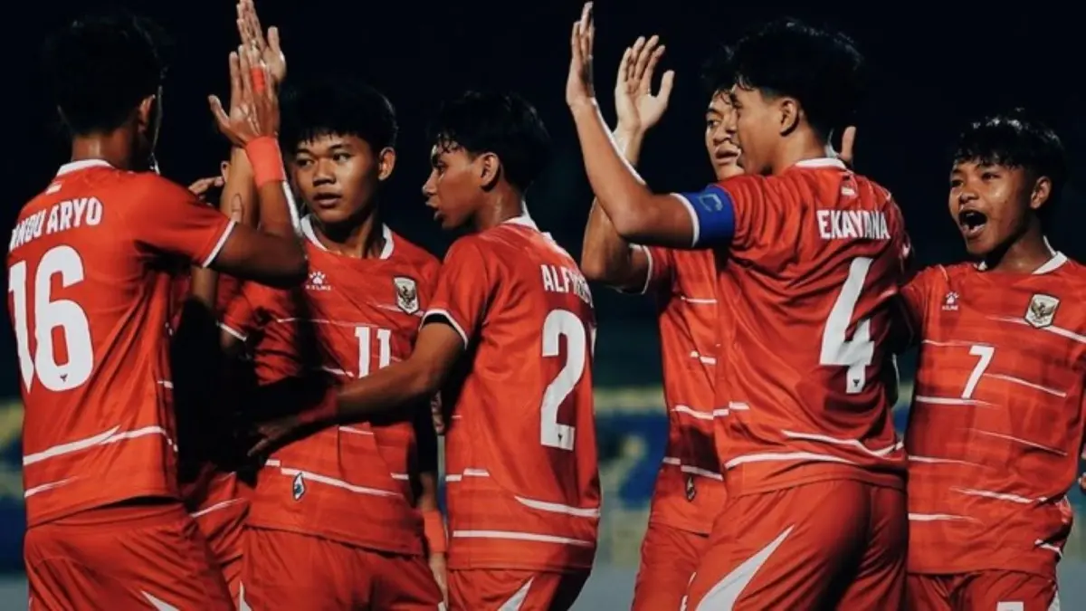 Pemain Timnas Indonesia U-17 merayakan gol kemenangan Keanu Sanjaya ke gawang China pada laga Grup B Piala Asia U-17 2026 di Jeddah.
