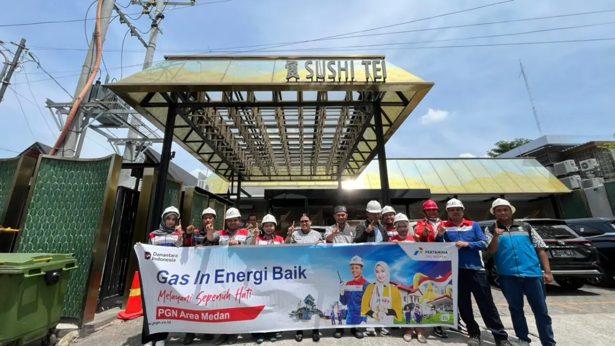 Petugas PT PGN Tbk⁠ melakukan proses gas in ke pelanggan baru sektor kuliner di Medan, termasuk Sushi Tei dan The Cups & Co.