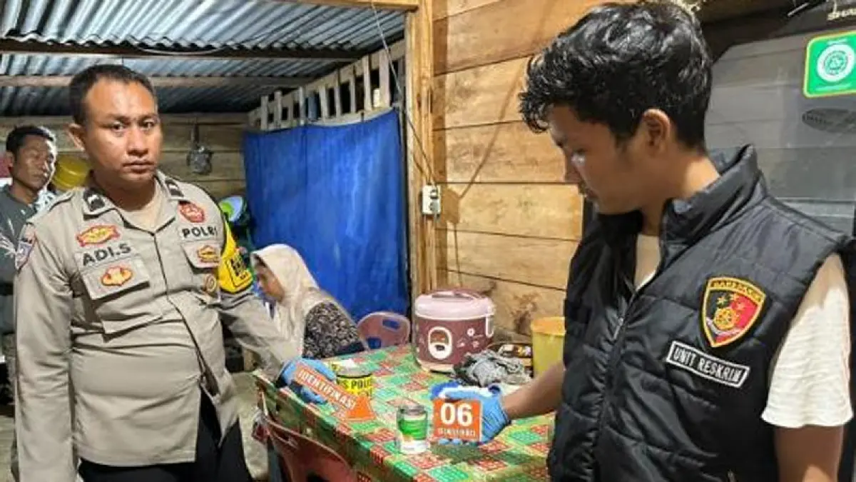 Polisi melakukan olah TKP di rumah nenek angkat korban yang diduga minum racun rumput.