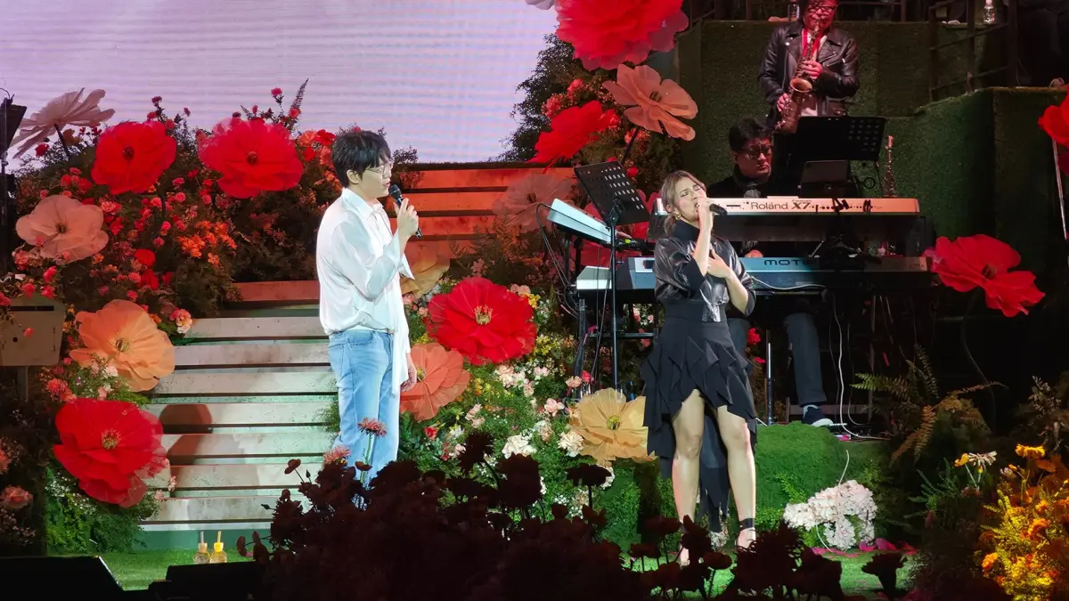 Raisa tampil bersama Sung Si Kyung dalam konser 2026 Sung Si Kyung Wedding Song Concert di Seoul, Korea Selatan.