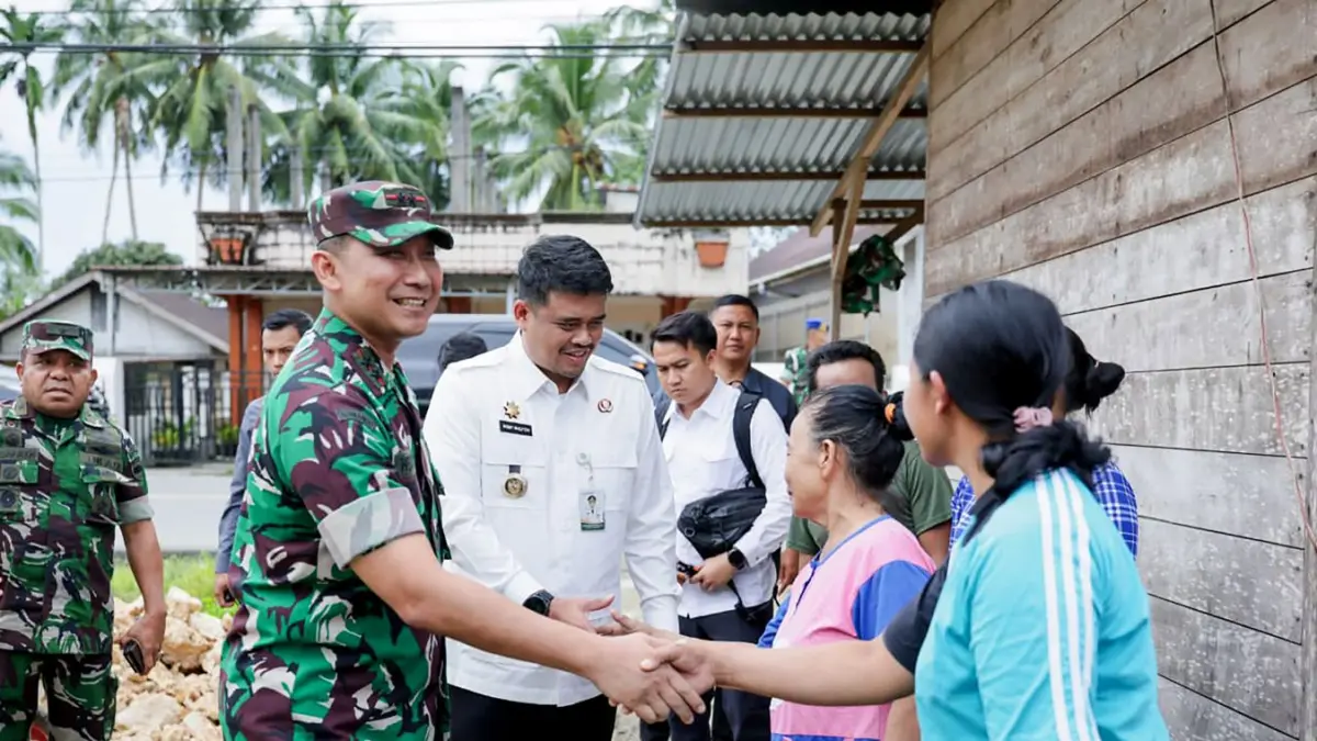Muhammad Bobby Afif Nasution memimpin upacara pembukaan Karya Bakti Skala Besar TNI AD di Lapangan Pelita, Gunungsitoli, Rabu (6/5/2026). Program tersebut diharapkan mempercepat pembangunan infrastruktur dan mendorong Kepulauan Nias keluar dari kategori daerah tertinggal. (Foto: Diskominfo Sumut)