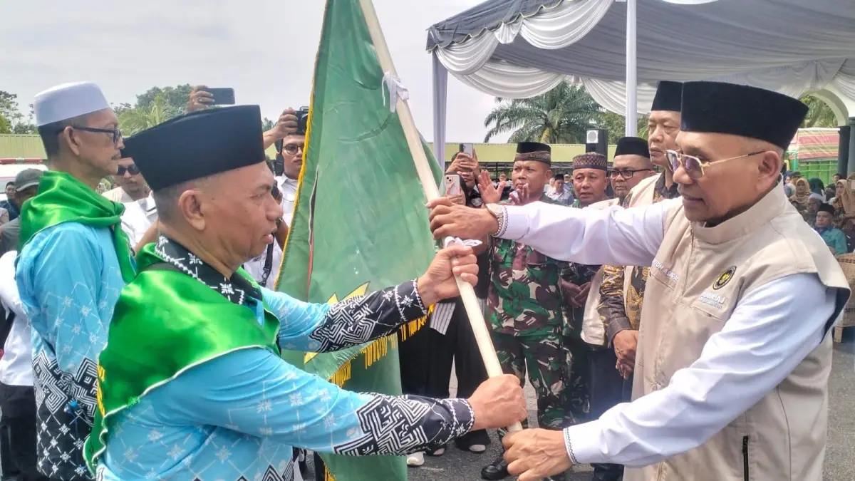 Bupati Anton Achmad Saragih melepas keberangkatan jamaah calon haji asal Kabupaten Simalungun menuju Tanah Suci, Rabu (6/5).