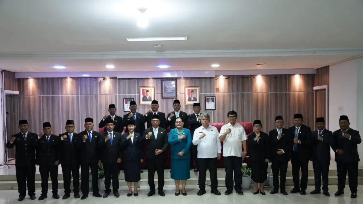 Bupati Tapanuli Utara Jonius Taripar Hutabarat melantik 16 pejabat eselon II dan III di lingkungan Pemkab Taput di Aula Martua Kantor Bupati.