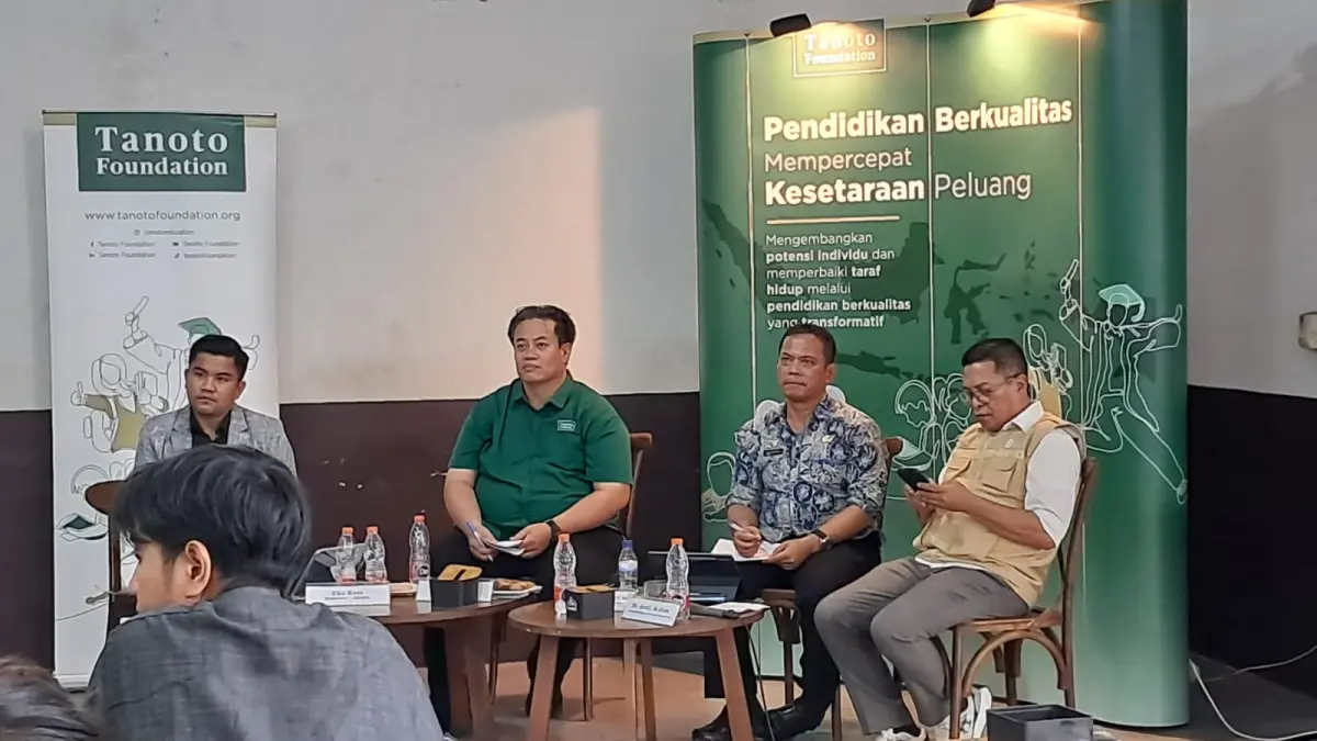 Medi Yusva, Regional Lead Tanoto Foundation Sumatera Utara, menyampaikan paparan dalam Dialog Publik Peningkatan Literasi dan Numerasi Sumatera Utara di Batanghari Coffee & Dining, Medan, Kamis (7/5/2026). Forum ini menegaskan target nol siswa kelas tinggi yang belum bisa membaca atau berhitung pada 2029. (Foto: Dame/MetroDaily)