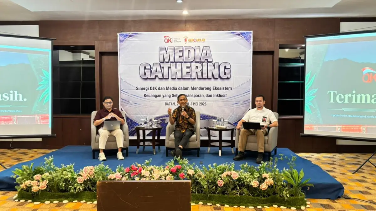 Kepala OJK Sumatera Utara Khoirul Muttaqien menyampaikan paparan perkembangan sektor jasa keuangan dalam kegiatan Media Gathering di Batam.