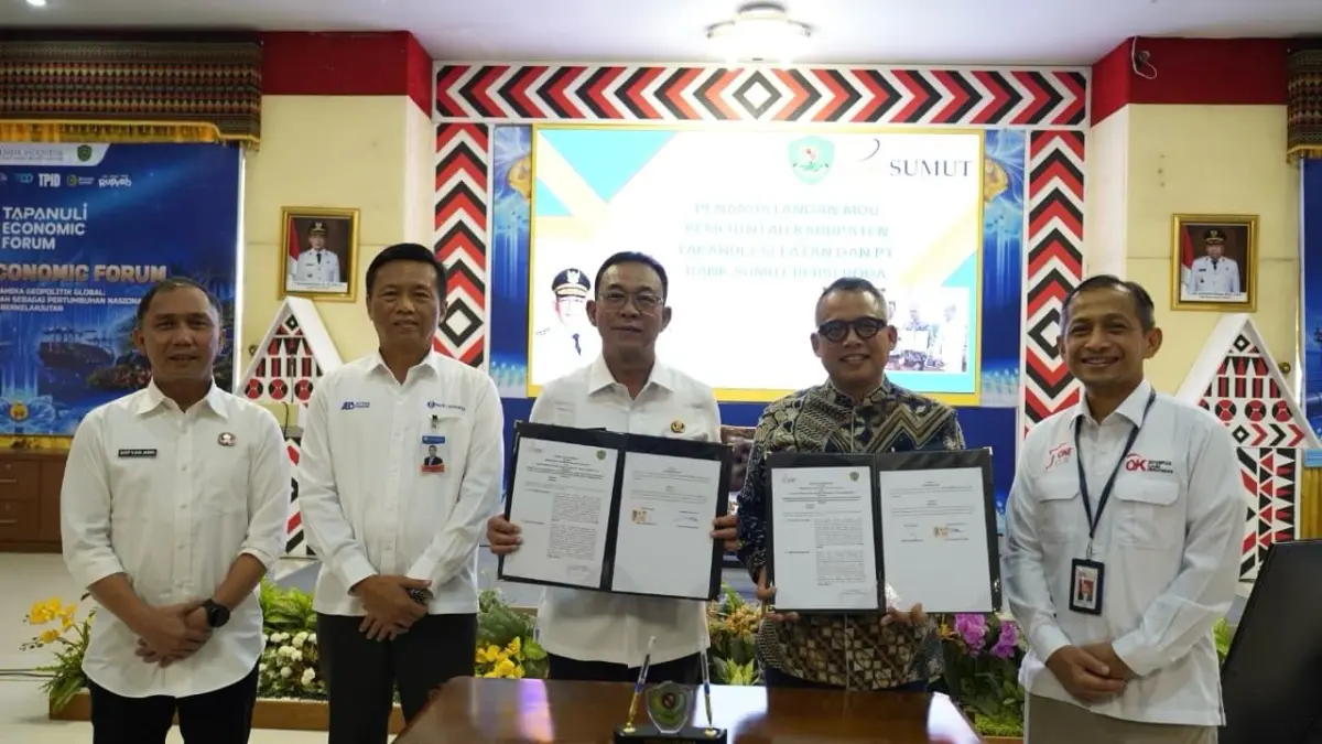 Kepala OJK Sumut, Khoirul Muttaqien bersama Bupati Tapanuli Selatan, Gus Irawan Pasaribu menghadiri penandatanganan kerja sama pengembangan sektor jagung melalui skema SEJAGAT di Kantor Bupati Tapanuli Selatan, Rabu (6/5/2026).